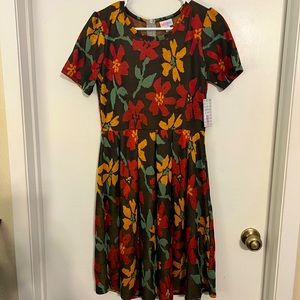 LuLaRoe Amelia size medium in beautiful autumn colors !
